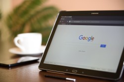 Tablet mit Google Suche Startseite
